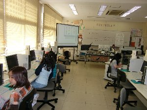 2年 総合 デジカメ写真に絵を入れポスター制作