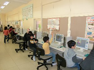 2年 総合 デジカメ写真に絵を入れポスター制作