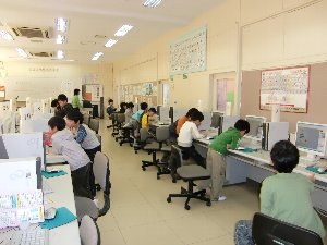 2年 総合 デジカメ写真に絵を入れポスター制作