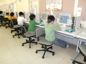 2年 総合 デジカメ写真に絵を入れポスター制作
