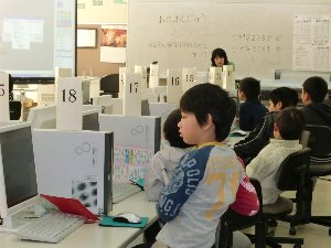 2年 総合 デジカメ写真に絵を入れポスター制作